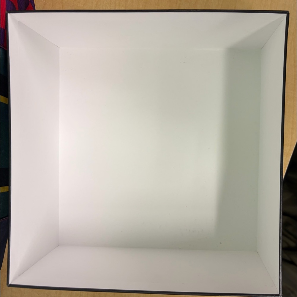CHANEL Black Logo on White Box - Picture 4 of 4